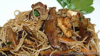 Wok de fideus xinesos d'arròs amb shitake